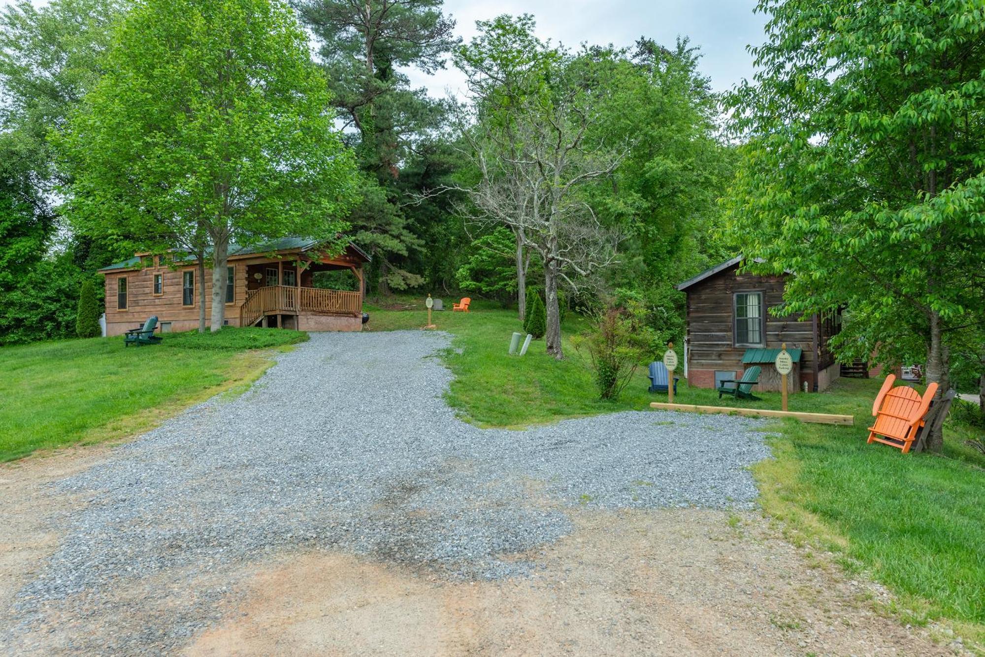 Engadine Inn And Cabins Candler Exterior photo