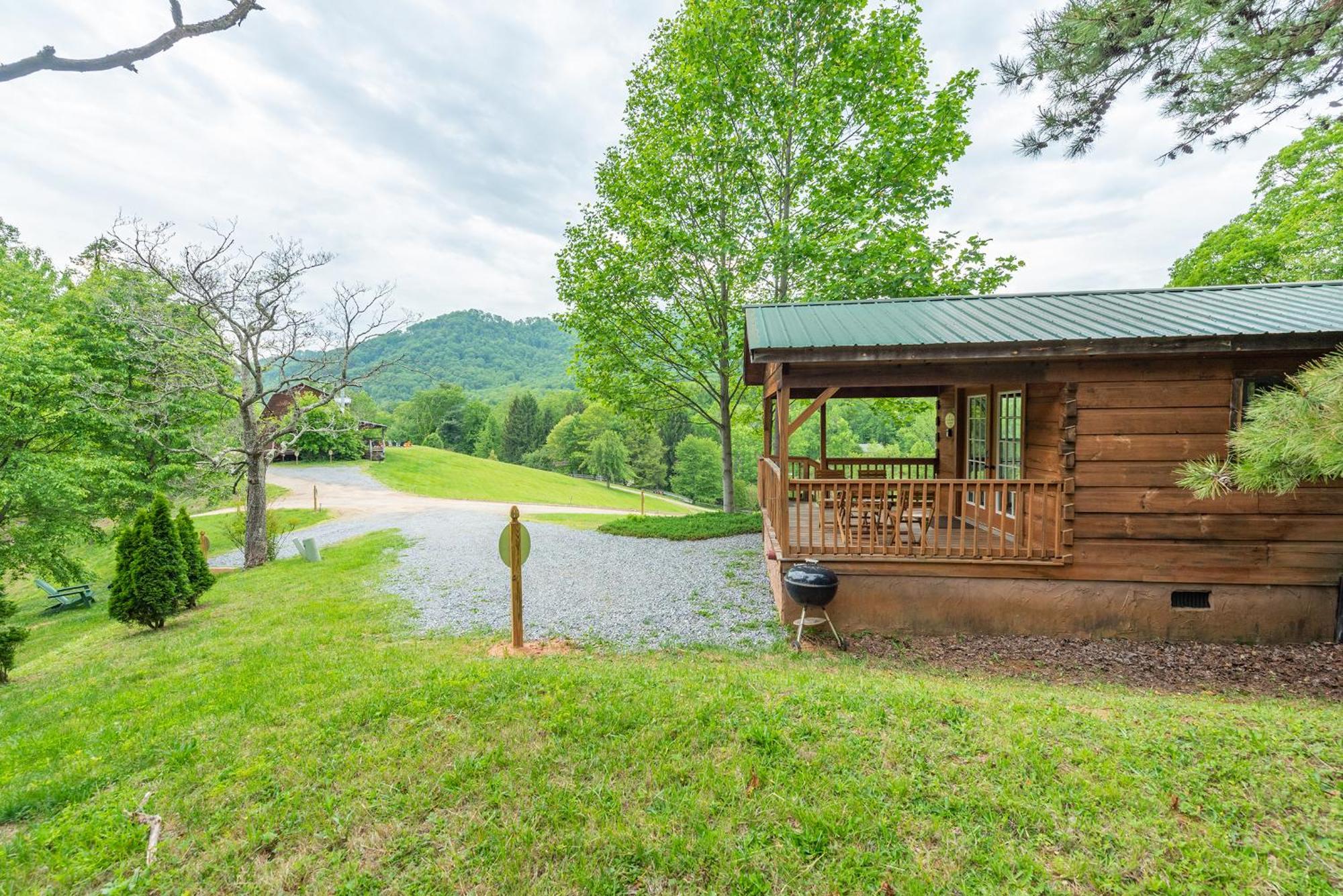 Engadine Inn And Cabins Candler Exterior photo