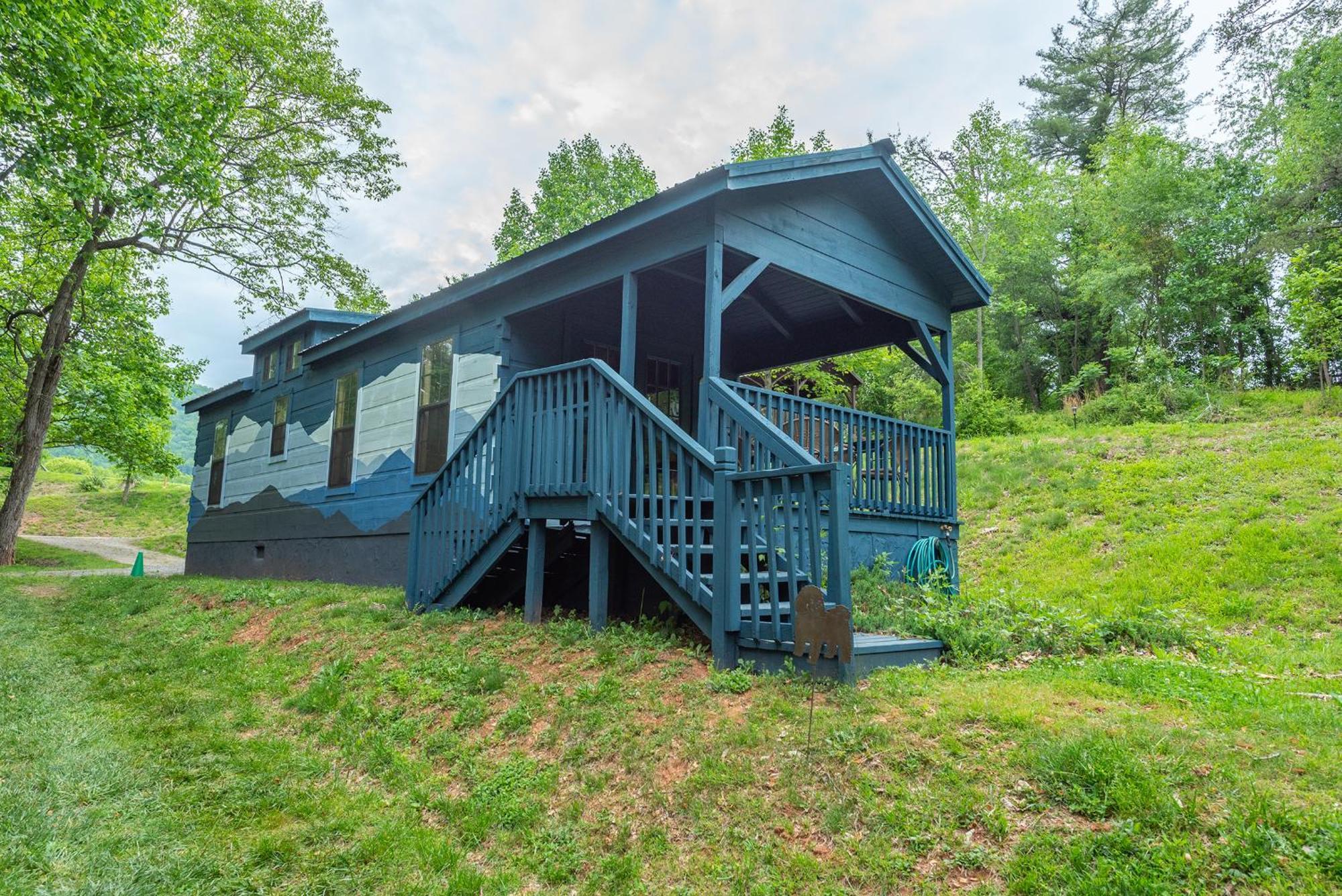 Engadine Inn And Cabins Candler Exterior photo