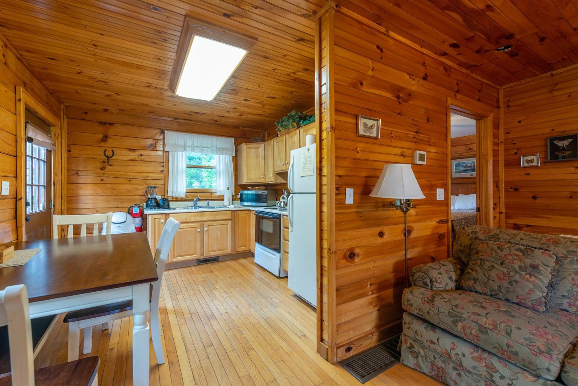 Engadine Inn And Cabins Candler Exterior photo