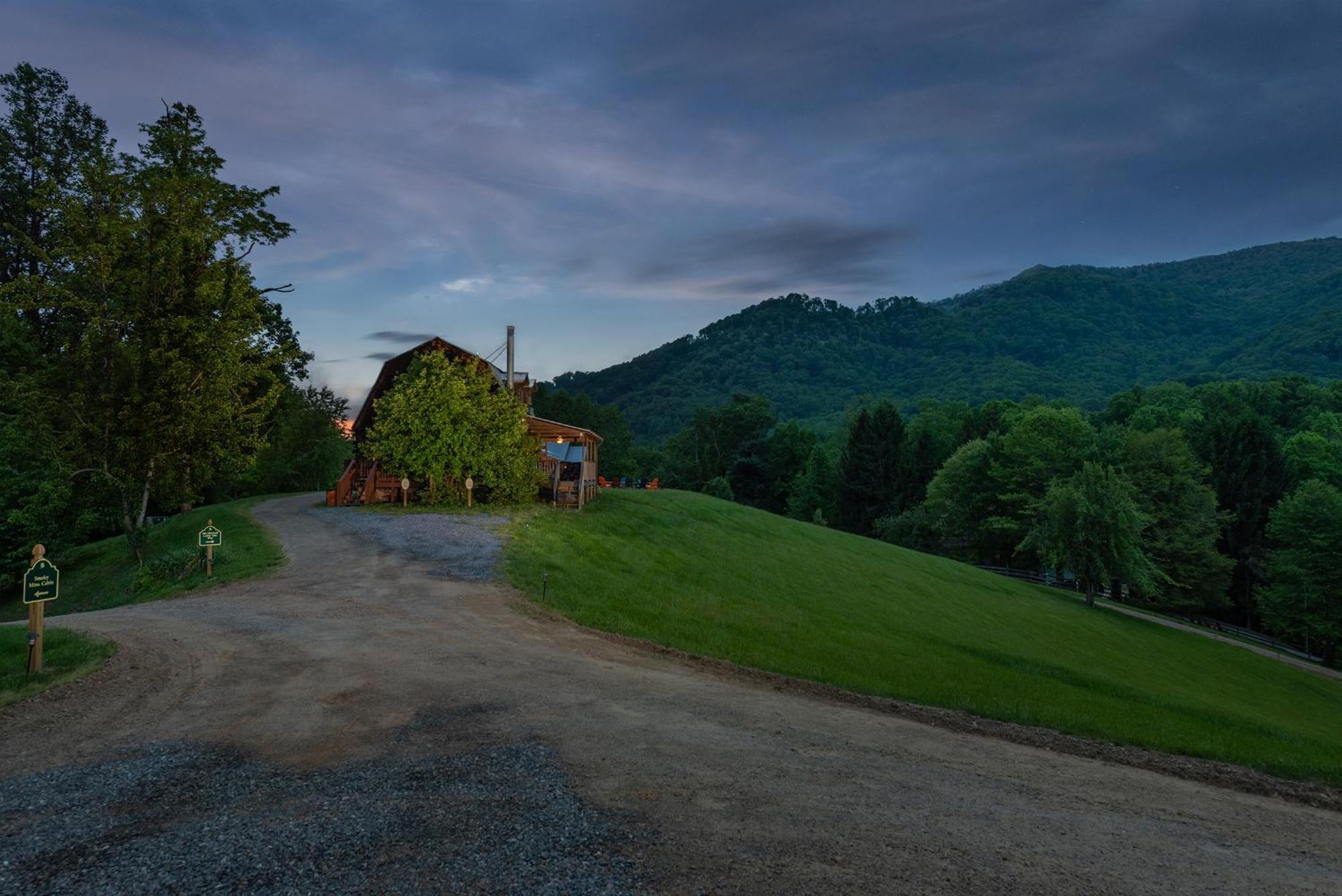 Engadine Inn And Cabins Candler Exterior photo