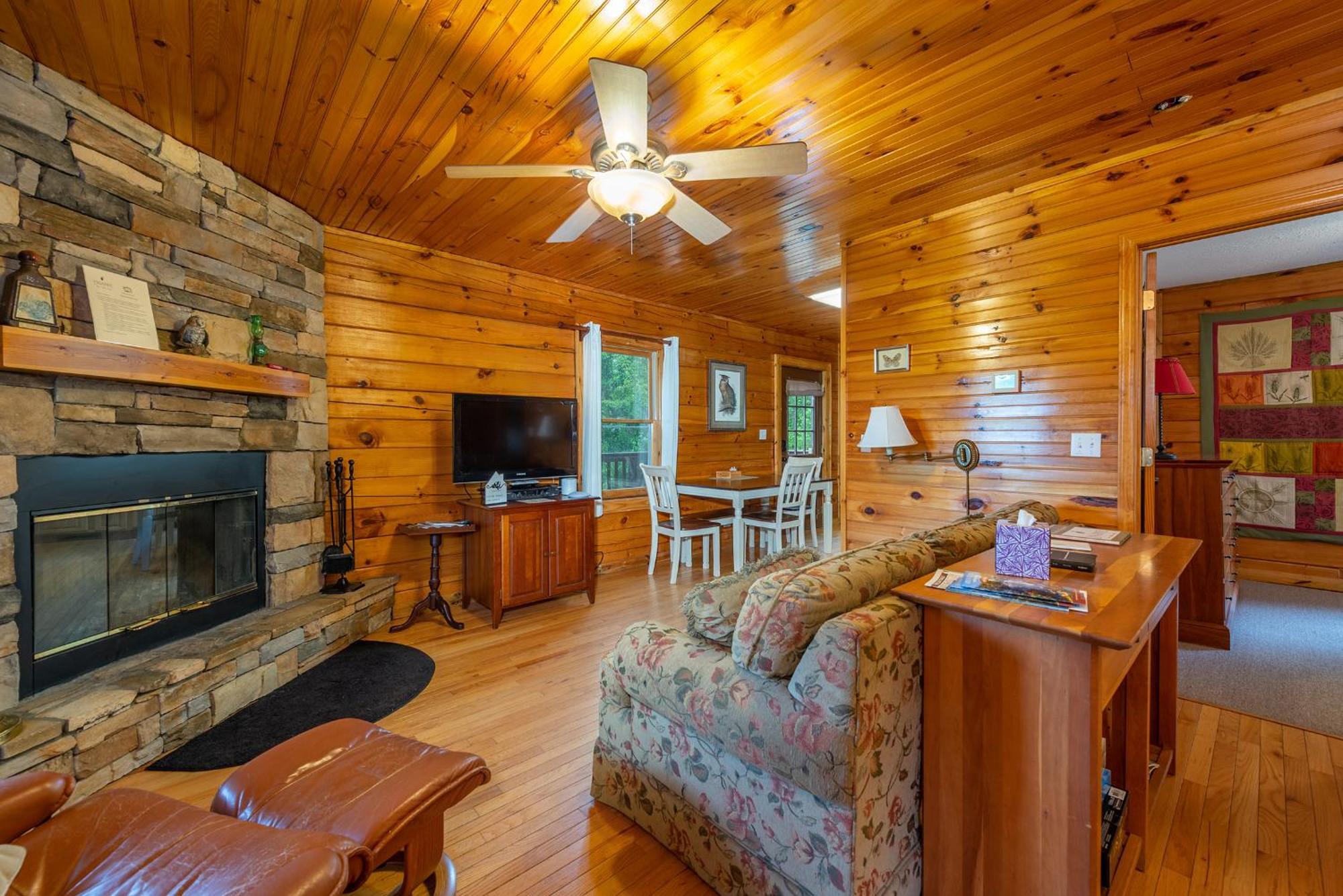 Engadine Inn And Cabins Candler Exterior photo