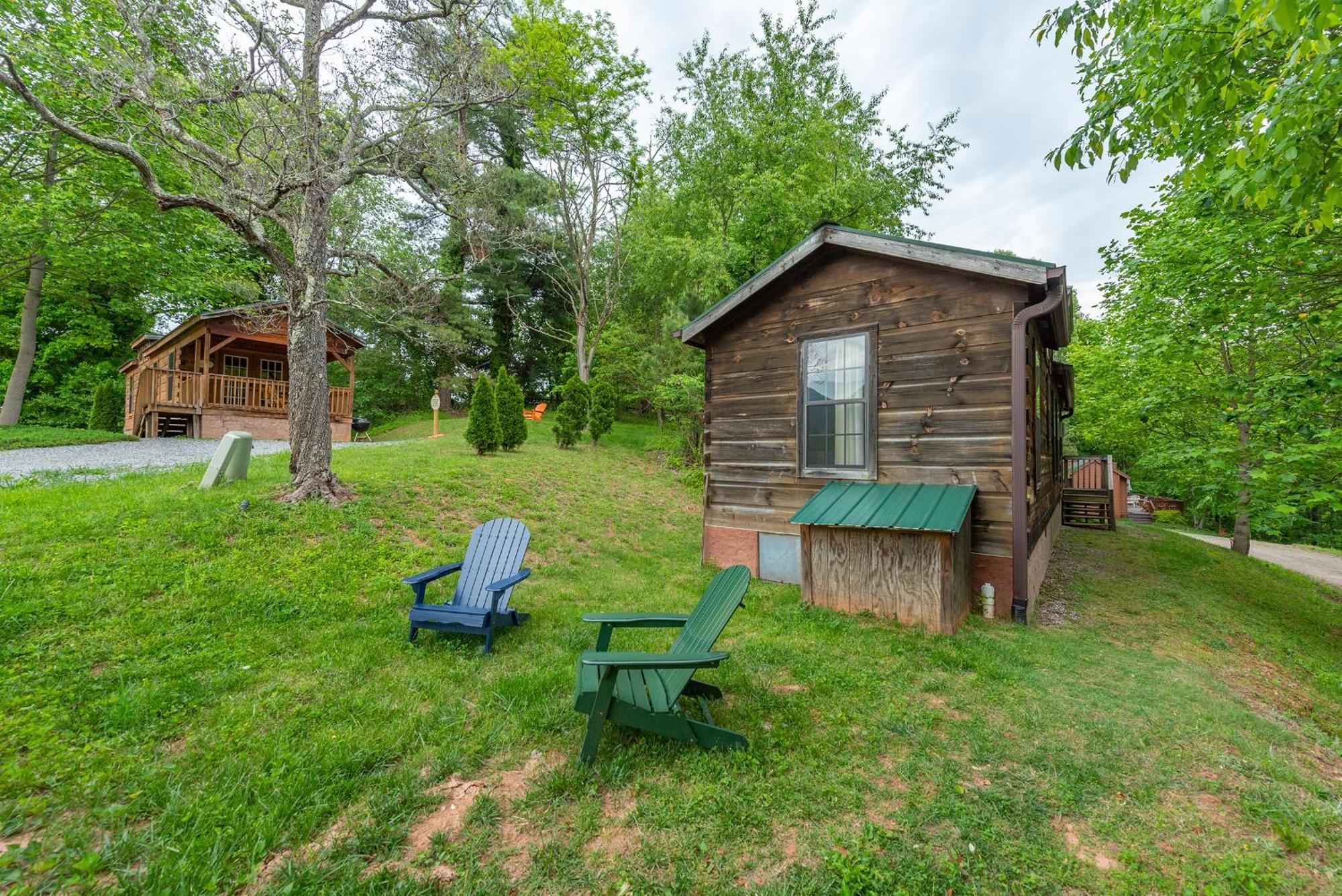 Engadine Inn And Cabins Candler Exterior photo
